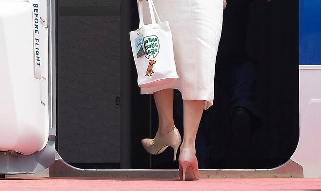 2023년 7월 10일 리투아니아·폴란드 순방에 나서는 윤석열 대통령의 부인 김건희 여사가 경기 성남시 서울공항에서 전용기에 탑승하고 있다./뉴스1