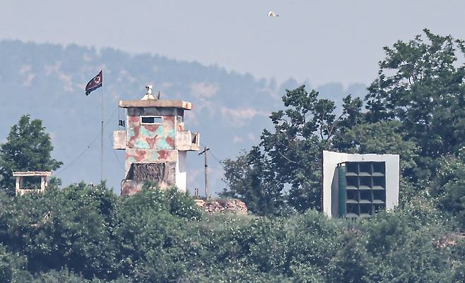 지난 6월 12일 경기 파주시 접경지역에서 바라 본 북한군 초소./뉴스1