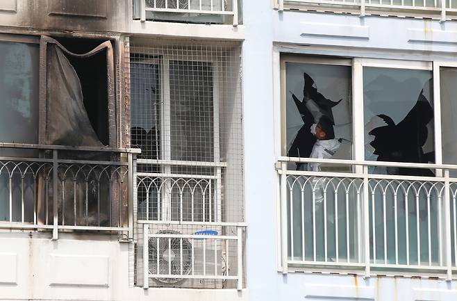 지난 2일 밤 부모가 외출한 사이 화재로 6살, 9살 자매가 숨진 부산 기장군 한 아파트에서 국립과학수사대원들이 합동감식을 하고 있다.이 불로 100여명의 주민이 대피하기도 했다. /김동환 기자