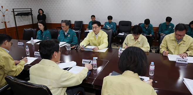 윤창렬 국무조정실장이 4일 오전 서울 종로구 정부서울청사에서 열린 부산 아파트 화재 아동 사망 관련 긴급 대책회의에서 발언을 하고 있다. /뉴스1