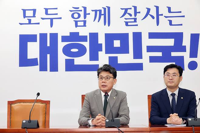 진성준 더불어민주당 정책위의장이 4일 서울 여의도 국회에서 국민의힘 김정재 정책위의장과의 상견례 일정 연기 관련 브리핑을 하고 있다. /연합뉴스