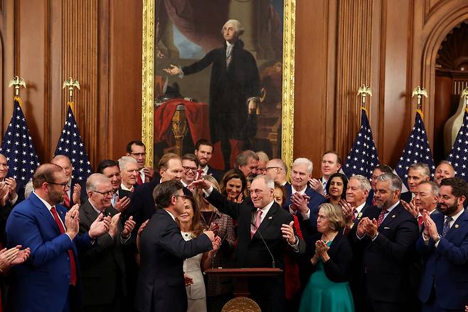 3일 미국 하원에서 도널드 트럼프 미국 대통령의 OBBBA 법안이 통과된 후, 미국 하원의장 마이크 존슨이 하원 다수당 대표 스티브 스칼리스를 포옹하고 있다. /연합뉴스