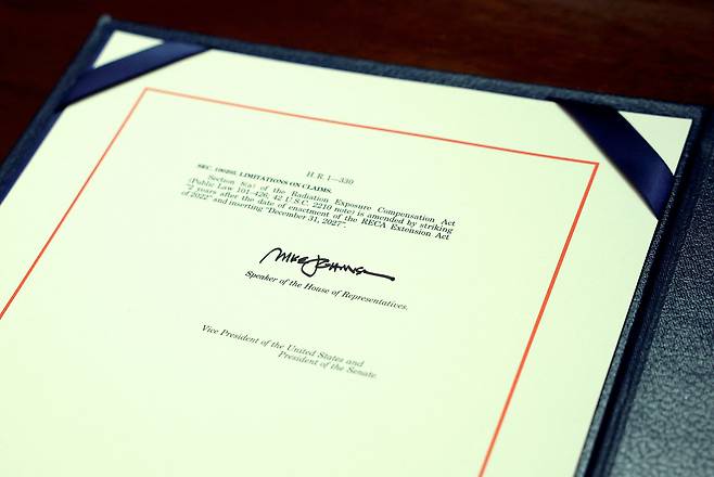 하원이 재정 강경파와 온건 공화당원의 지지를 얻어 통과시킨 OBBBA 문서. /연합뉴스