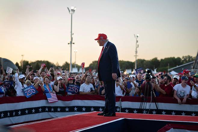 도널드 트럼프 미국 대통령이 3일 아이오와주 데모인 박람회장에서 열린 독립기념일 집회에서 연설을 마치고 떠나고 있다. /연합뉴스