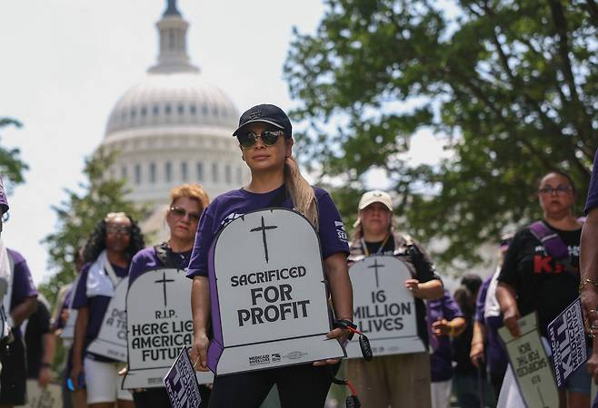 지난달 워싱턴 DC 미국 국회의사당 근처에서 서비스 노동자 국제 노조(SEIU) 소속 노동자들이 공화당의 메디케이드 삭감안에 항의하는 시위를 벌이고 있다. /연합뉴스