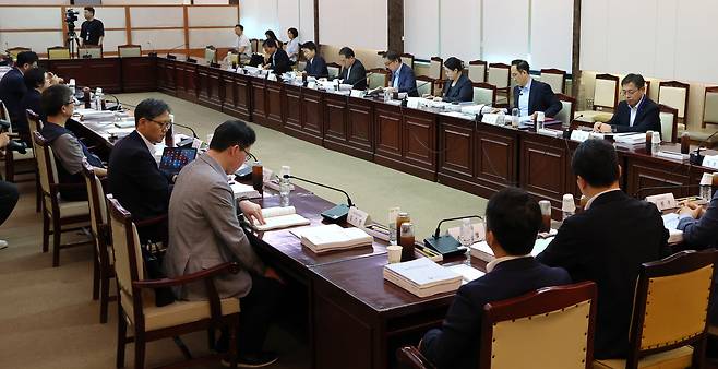 조동철 한국개발연구원 원장이 4일 오전 서울 종로구 정부서울청사에서 열린 제4차 국민연금기금운용위원회 회의에서 모두발언을 하고 있다./뉴스1