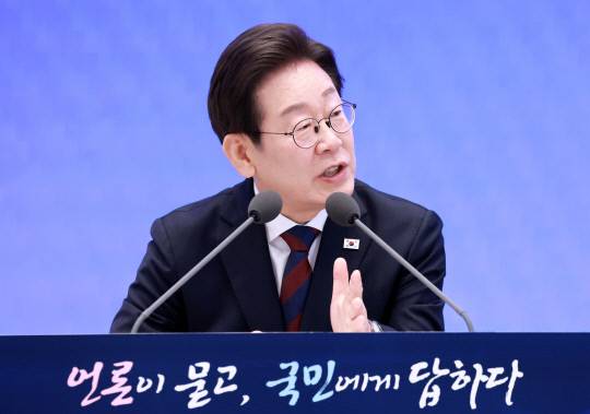 취재진 질문에 답하는 이재명 대통령. 연합뉴스