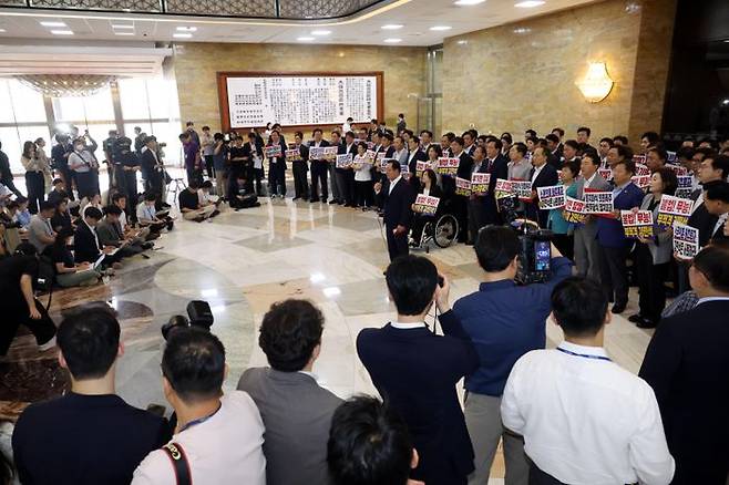 국무총리 후보자 인사청문회 위원장인 이종배 국민의힘 의원이 3일 오후 서울 여의도 국회 로텐더홀에서 열린 '김민석 총리 후보자 임명 강행' 규탄대회에서 발언을 하고 있다. ⓒ뉴시스