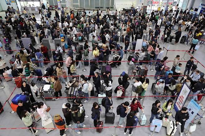 황금연휴 첫날인 지난 5월 1일 부산 강서구 김해국제공항 국제선 출국장에서 해외여행을 떠나는 여행객들이 길게 줄을 선 채 출국수속을 거치고 있다.ⓒ뉴시스