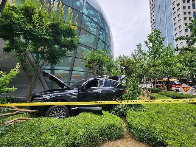 서울 여의도 한경협회관 향해 돌진한 한 SUV ⓒ연합뉴스