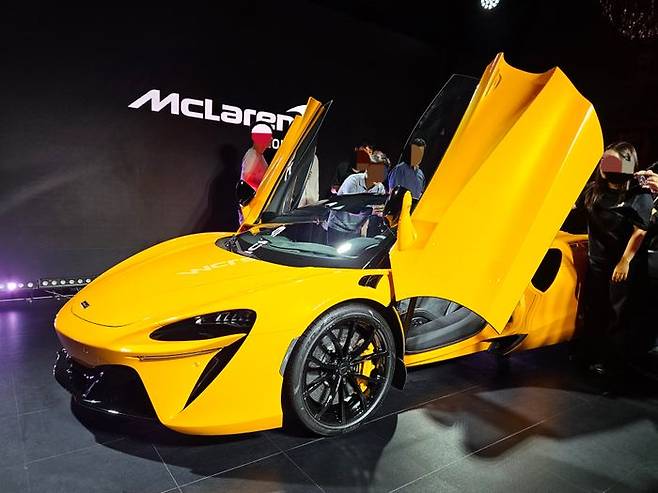 4일 서울 중구 반야트리 클럽앤스파서울 크리스탈볼룸에서 열린 ‘맥라렌 서울 리론칭 및 브랜드 10주년 기념 행사’에서 차세대 슈퍼카 ‘아투라 스파이더’가 전시되고 있다. ⓒ데일리안 정진주 기자