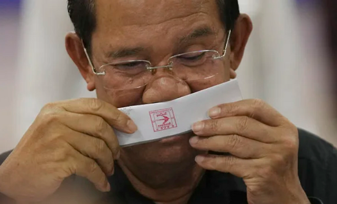 지난해 2월 25일 캄보디아 실권자 훈 센 상원의장이 남동부 칸달주 타크마우시에서 투표 용지에 키스하고 있다. ⓒAP/뉴시스