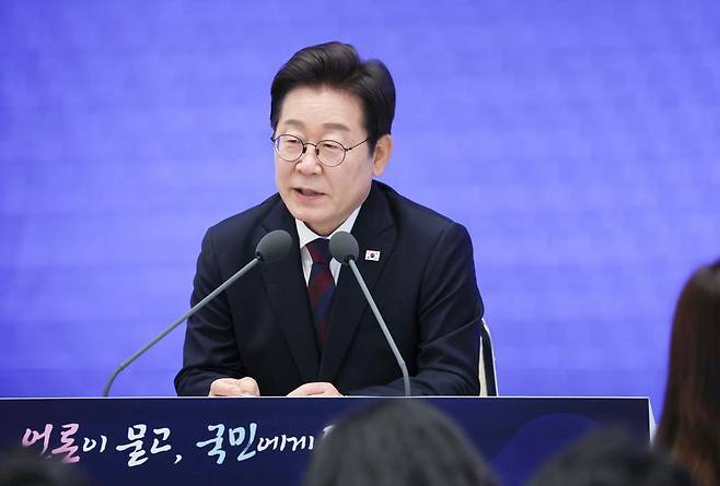 이재명 대통령이 3일 청와대 영빈관에서 열린 ‘대통령의 30일, 언론이 묻고 국민에게 답하다’ 기자회견에서 취재진 질문에 답변하고 있다. 대통령실통신사진기자단