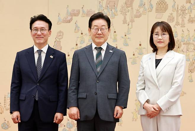 이재명 대통령이 4일 서울 용산 대통령실 청사에서 열린 임명장 수여식에서 김민석 신임 국무총리에게 임명장을 수여한 뒤 기념촬영 하고 있다. 오른쪽은 김 총리 배우자. 2025.07.04 뉴시스