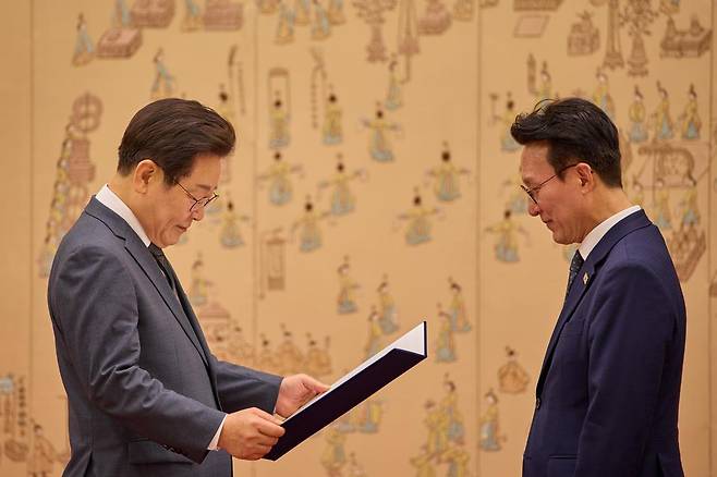 이재명 대통령이 4일 서울 용산 대통령실 청사에서 열린 임명장 수여식에서 김민석 신임 국무총리에게 임명장을 수여하고 있다. 대통령실 제공