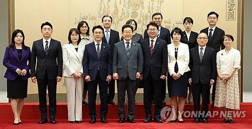 이재명 대통령이 4일 용산 대통령실에서 임명장 수여식 참석자들과 기념촬영을 하고 있다. 이날 이 대통령은 김민석 국무총리, 강훈식 대통령비서실장, 위성락 국가안보실장, 김용범 정책실장, 이종석 국가정보원장, 윤창렬 국무조정실장, 이한주 국정기획위원장에게 임명장을 수여했다. [대통령실통신사진기자단=연합뉴스]