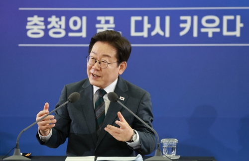 이재명 대통령이 4일 대전컨벤션센터에서 타운홀 미팅 형식으로 열린 ‘국민소통 행보 2탄, 충청의 마음을 듣다’에서 발언하고 있다. [대전=연합뉴스]