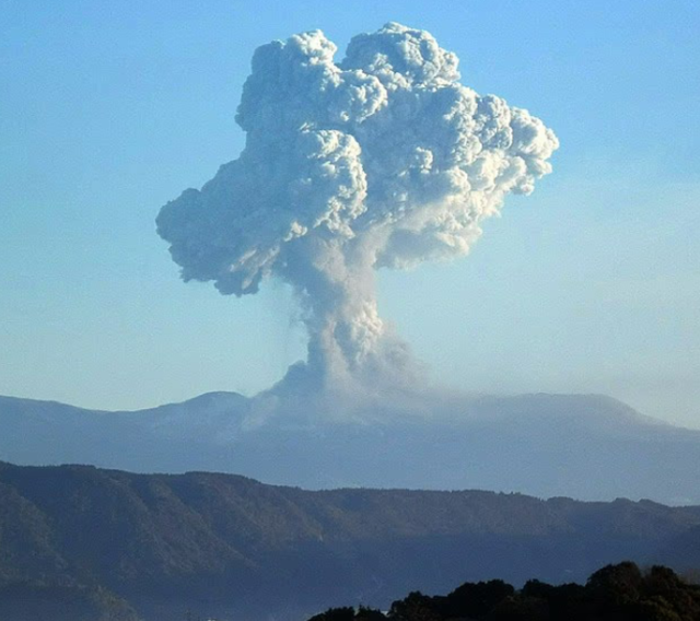 일본 산모에다케 산에서 7년 만에 화산이 폭발하면서 화산재 구름이 5000m까지 치솟아 오르고 있다. [데일리메일 캡처]