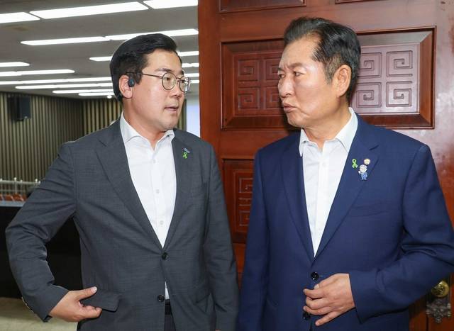 더불어민주당 당대표 경선에 출마한 정청래·박찬대(왼쪽) 의원이 지난 7월3일 국회 본청에서 열린 민주당 비공개 의원총회장 앞에서 대화하고 있다.<연합뉴스 사진>