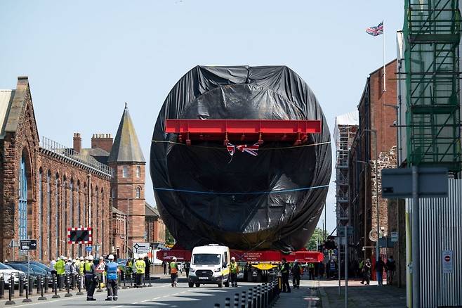 도로로 운송 되고 있는 영국군 거대 잠수함의 모습