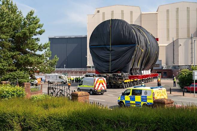 도로로 운송 되고 있는 영국군 거대 잠수함의 모습