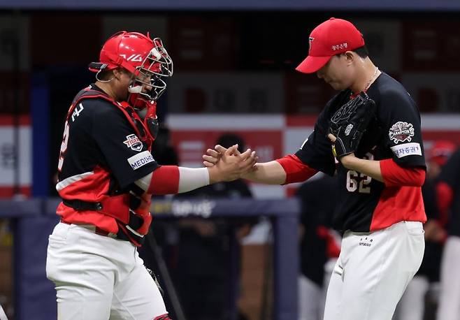 손을 맞잡은 김태군과 정해영.뉴시스