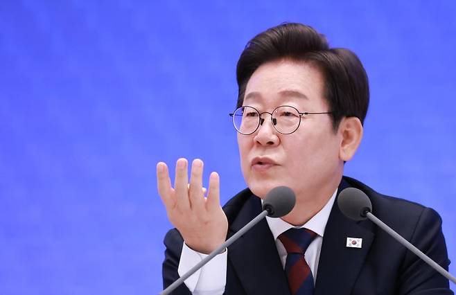 이재명 대통령이 3일 청와대 영빈관에서 열린 '대통령의 30일, 언론이 묻고 국민에게 답하다' 기자회견에서 출입기자들 질문에 답변하고 있다. (대통령실통신사진기자단) 뉴시스 제공.