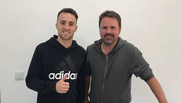 조타와 아담 베이츠 기자