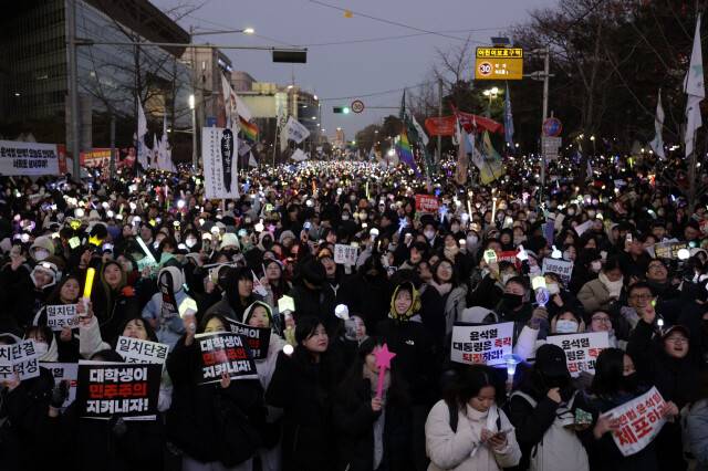 ‘몸, 스펙터클, 민주주의’는 한국 민주주의가 열망과 절망의 레퍼토리를 반복해온 드라마라고 분석한다. 지난해 12월14일 내란 우두머리 윤석열 대통령에 대한 탄핵소추안이 국회에서 가결되자, 국회 앞에서 시민들이 기뻐하고 있다. 김명진 기자 littleprince@hani.co.kr
