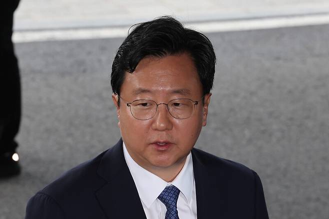 정진우 서울중앙지검장이 4일 오전 서울 서초구 서울중앙지검으로 출근하며 취재진의 질문에 답하고 있다. 김영원 기자 forever@hani.co.kr