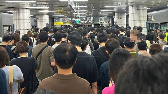 4일 오전 9시께 서울 동작구 지하철 2호선 사당역에서 시민들이 움직이지 못하는 모습. 독자 제공