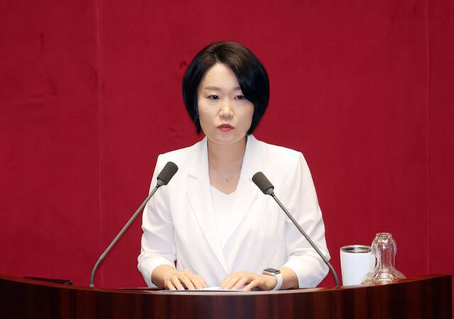 이소영 더불어민주당 의원이 4일 국회 본회의에서 2025년도 제2회 추가경정예산안이 상정된 가운데 토론하고 있다. 연합뉴스