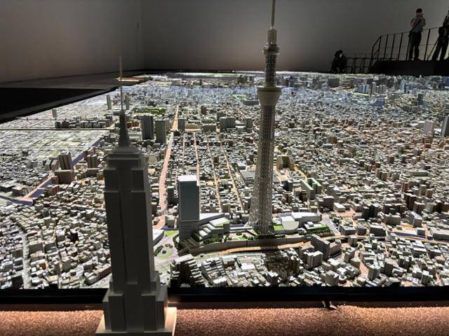 일본 부동산 업체 모리빌딩이 만든 도쿄 '모리빌딩 어반랩'에서 3일 미국 뉴욕 랜드마크인 엠파이어스테이트빌딩 모형(앞)과 도쿄 랜드마크 스카이트리 모형을 비교한 모습이다. 도쿄=류호 특파원