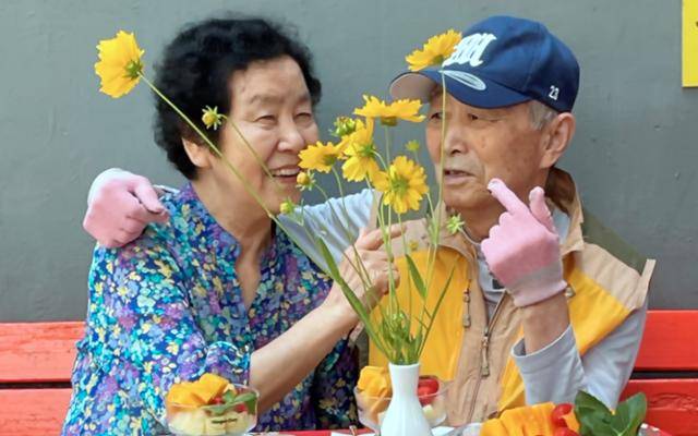 2025년 1월 별세한 고 장석진(오른쪽)님은 가정형 호스피스를 이용하며 별세 전 1년 넘는 시간을 가족과 함께 했다. 이 기간 방문진료를 맡은 노상미 전진상의원 호스피스센터장과 강귀엽 간호사는 환자와 가족이 이별을 준비할 수 있게 도왔다. 소풍용 테이블보와 꽃, 화병, 샌드위치 등은 모두 의료진이 준비해왔다. 장영아씨 제공.