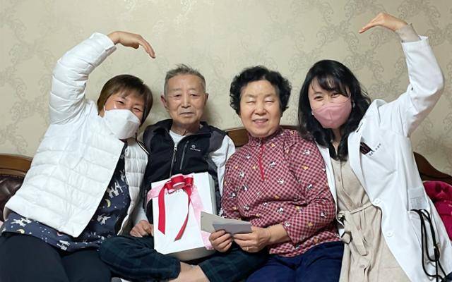 강귀엽 간호사, 장석진님, 노상미 센터장이 가정 방문 진료를 마친 뒤 활짝 웃고 있다. 석진씨는 두 사람이 주1회 방문 진료를 오는 날이면 두 팔을 뻗어 의료진을 반겼다. 장영아씨 제공