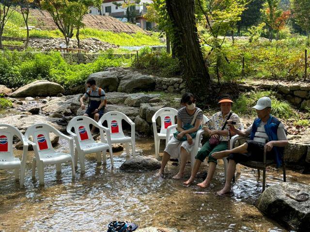 "아빠! 아빠가 좋아하던 계곡에 발 담그러 가보자." 컨디션이 한결 나은 날이면 석진씨 가족은 계곡으로 나들이를 가 시원한 계곡물에 발을 담궜다. 장영아님 제공
