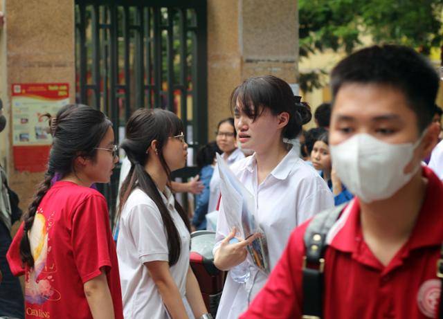 베트남 전국 고등학교 졸업 시험 첫날인 지난달 26일 하노이에서 한 수험생이 고사장을 빠져나오며 눈물짓고 있다. 시험 결과에 대한 아쉬움이 역력하다. 하노이=허경주 특파원
