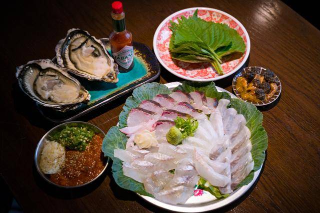 깻잎부터 시계 방향으로 진동산 미더덕회, 당일바리 3종 회(숭어, 도다리, 놀래미), 마산식 쌈장, 통영산 삼배채굴. 장준우 제공