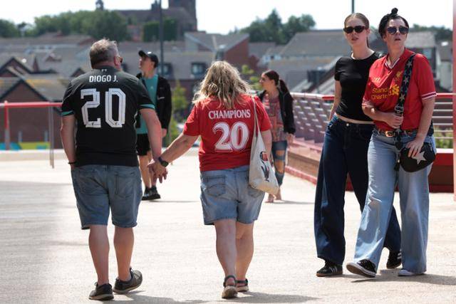 3일 잉글랜드 프리미어리그(EPL) 리버풀의 홈구장인 안필드 스타디움에서 팬들이 디오구 조타를 추모하기 위해 이동하고 있다. AP 연합뉴스