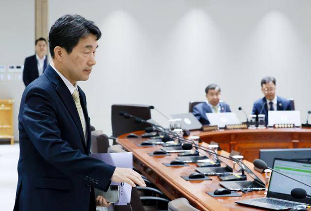 이주호 국무총리 권한대행 부총리 겸 교육부 장관이 1일 서울 용산 대통령실 청사에서 열린 국무회의에 참석하고 있다. 뉴시스