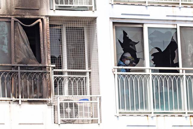 3일 어린이 2명이 숨진 부산 기장군 한 아파트 화재 현장에서 소방당국과 경찰 등 관계 기관이 합동감식을 벌이고 있다. 뉴스1