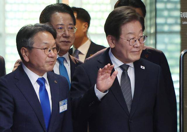 이재명 대통령이 지난달 25일 광주광역시 국립아시아문화전당에서 열린 '광주 시민·전남 도민 타운홀미팅'을 위해 강기정 광주시장, 김영록 전남도지사 등 지자체장들과 입장하고 있다. 왕태석 선임기자