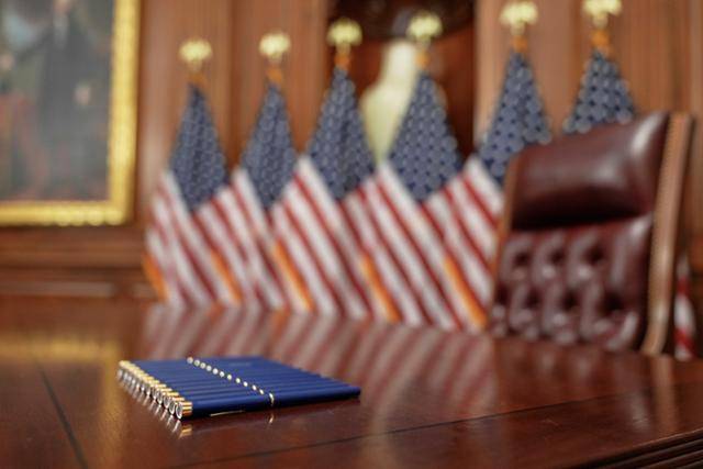 미국 공화당 소속 마이크 존슨 하원의장이 3일 '하나의 크고 아름다운 법안'에 서명하기 전 국회의사당 내부 책상 위에 펜이 놓여 있다. 워싱턴=AP 연합뉴스