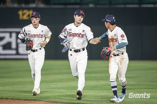 한승현이 7회 초 박해민의 우중간 장타성 타구를 몸을 날려 잡아낸 뒤 동료들에게 축하를 받고 있다.&nbsp;
