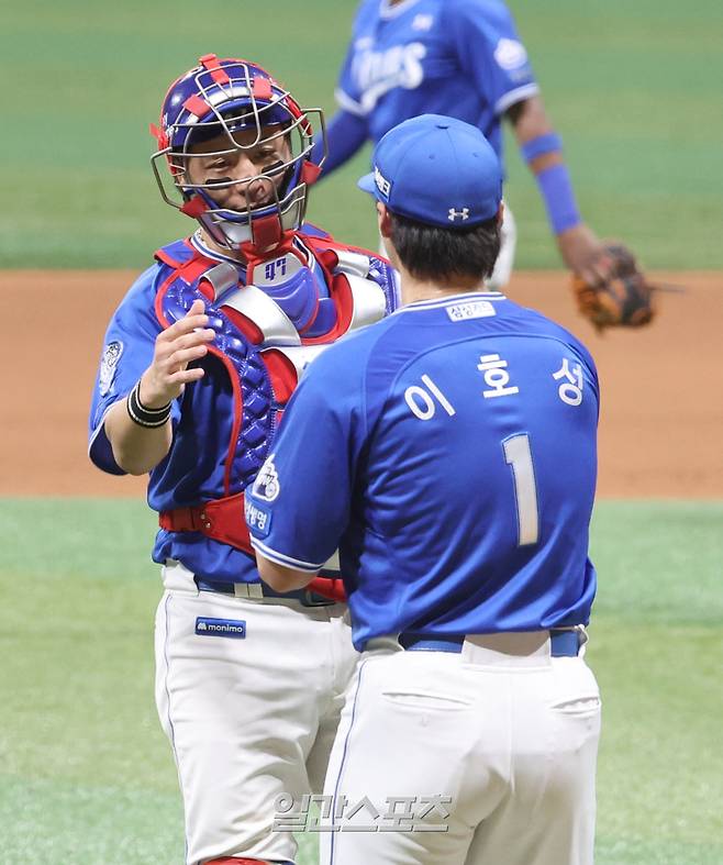 2025 KB0리그 프로야구 키움히어로즈와 삼성라이온즈의 경기가 22일 오후 서울 고척스카이돔에서 열렸다. 2대 0으로 승리, 스윕승을 거둔 삼성 포수 강민호가 경기 후 마무리 이호성과 자축하고 있다. 고척=김민규 기자 mgkim1@edaily.co.kr /2025.05.22/