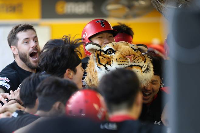 지난달 22일 인천 SSG전에서 역전 투런 홈런을 때려낸 김석환이 동료들의 축하를 받고 있다. KIA 제공