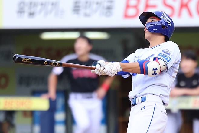 삼성 이재현이 4일 대구 LG전 2회 말 솔로 홈런을 날린 뒤 타구를 바라보고 있다. 구단 제공