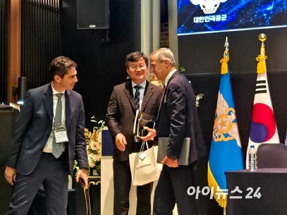 강은호 전 방위사업청장이 3일 공군호텔에서 진행된 제27회 항공우주력 국제학술회의에서 방산업계 관계자와 인사를 나누고 있다. [사진=최란 기자]