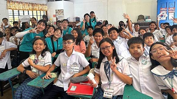 호서대 간호학과 학생들이 필리핀서 한국 문화를 소개하고 있다 [사진=호서대]