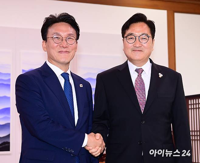 우원식 국회의장이 4일 서울 여의도 국회의장실을 예방한 김민석 국무총리와 악수하고 있다. [사진=정소희 기자]